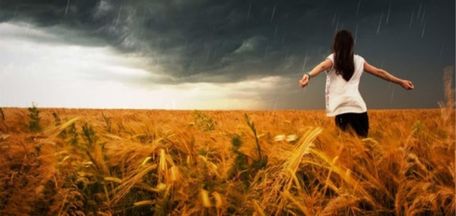 Kvinde der står i en kornmark