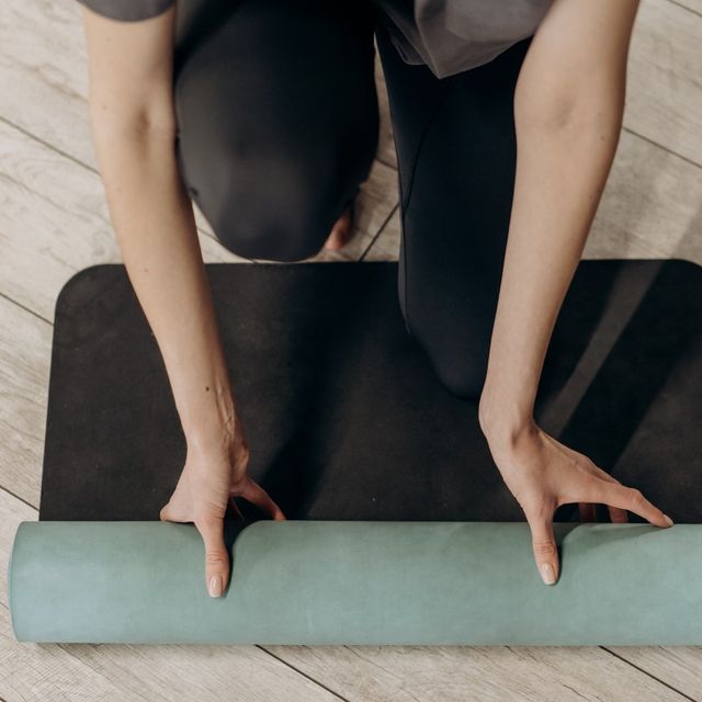 Yogamåtte og kvinde