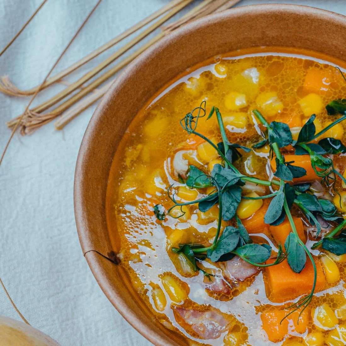 Suppe i keramikskål