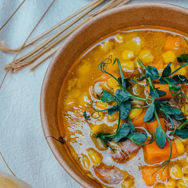 Suppe i keramikskål