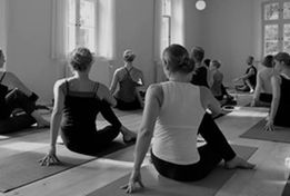 Yogatime i havesalen