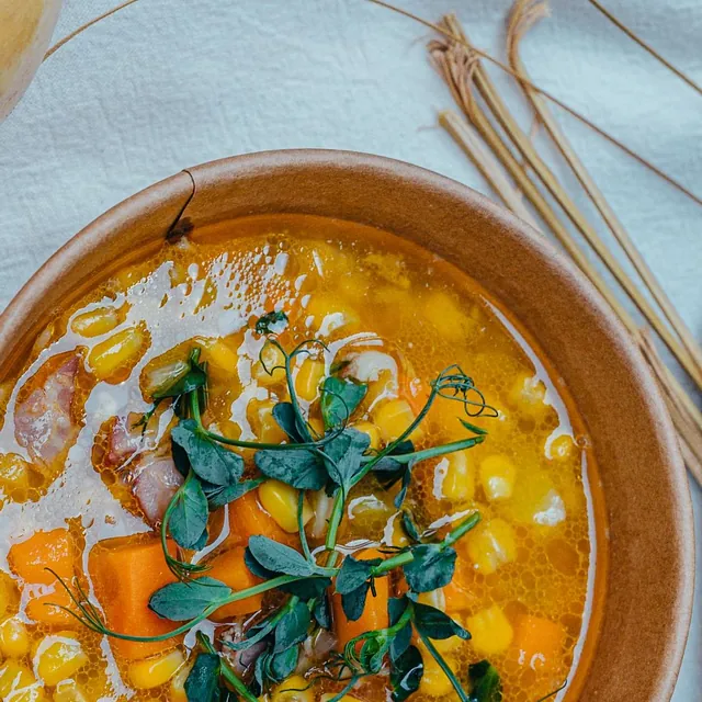 Suppe i keramikskål